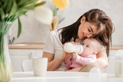 GettyImages - Feeding newborn baby from a bottle / O_Lypa